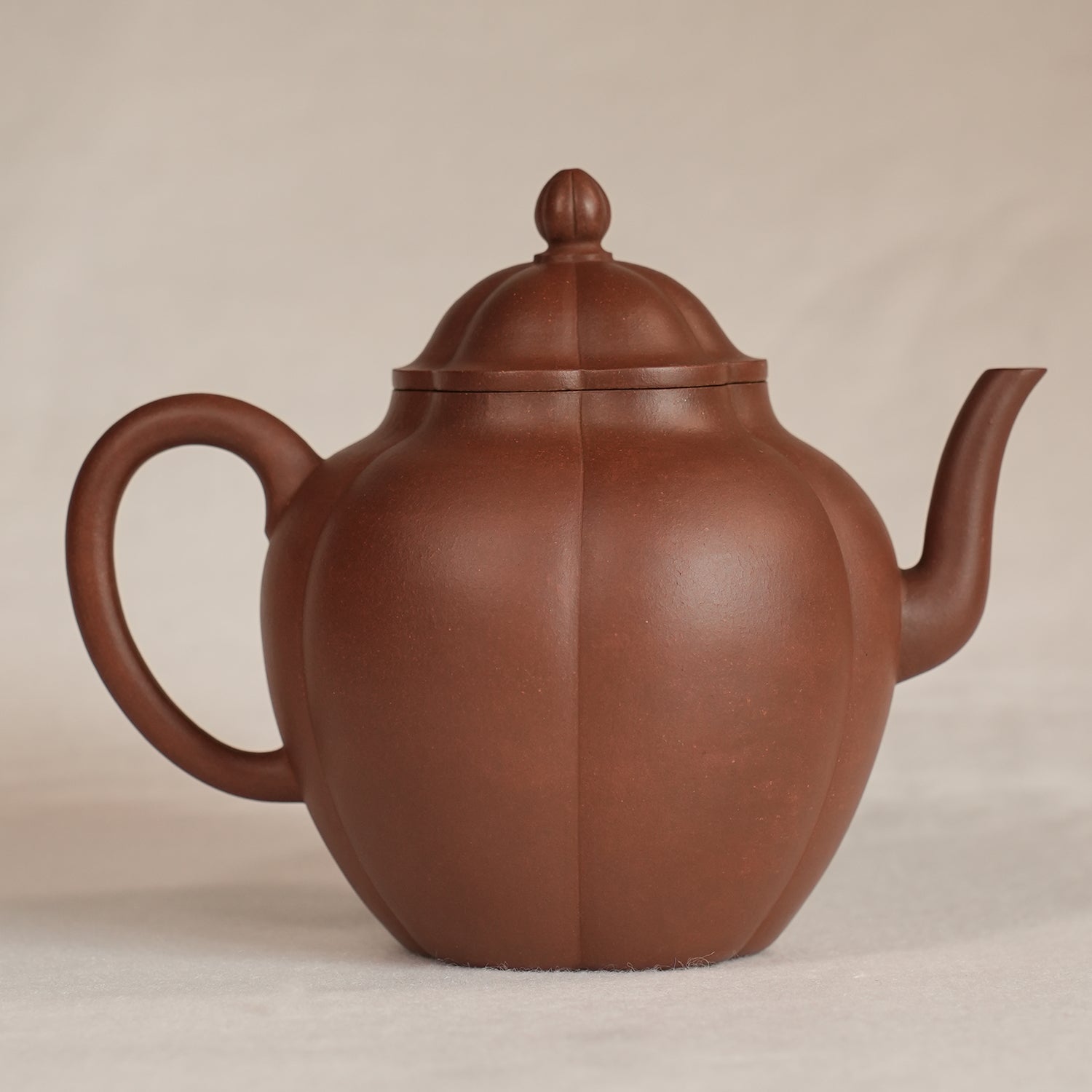 Huanglongshan Dicaoqing Clay Liuban Gongdeng Teapot 370cc Yixing Teapot