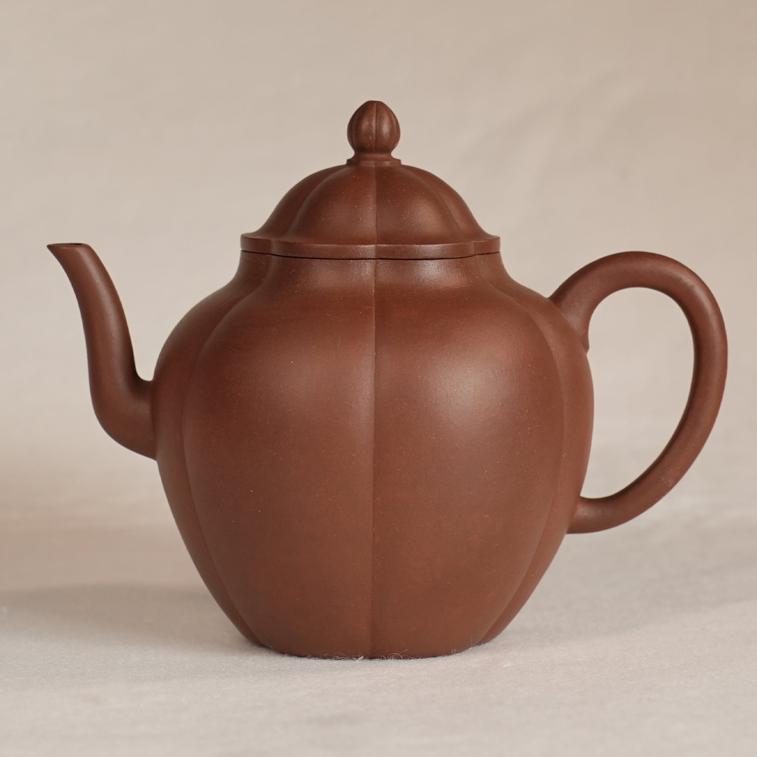 Huanglongshan Dicaoqing Clay Liuban Gongdeng Teapot 370cc Yixing Teapot