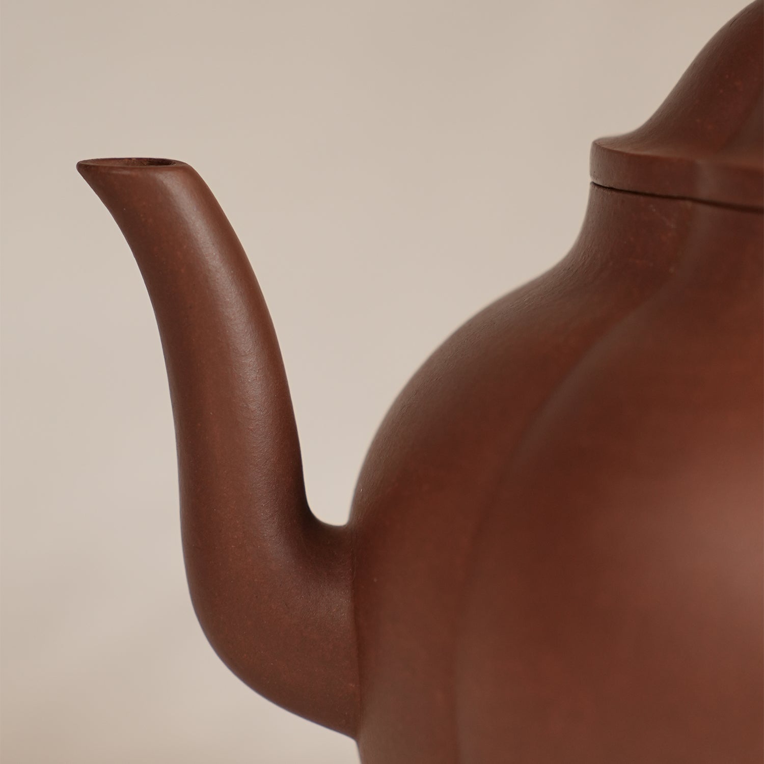Huanglongshan Dicaoqing Clay Liuban Gongdeng Teapot 370cc Yixing Teapot